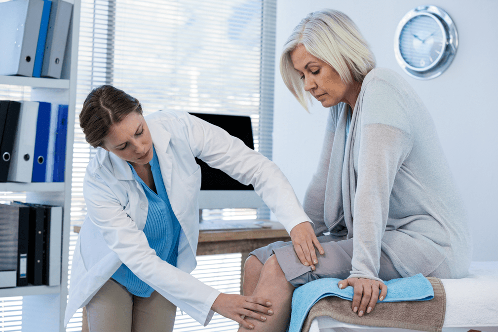 A patient with arthrosis who needs treatment is examined by a doctor